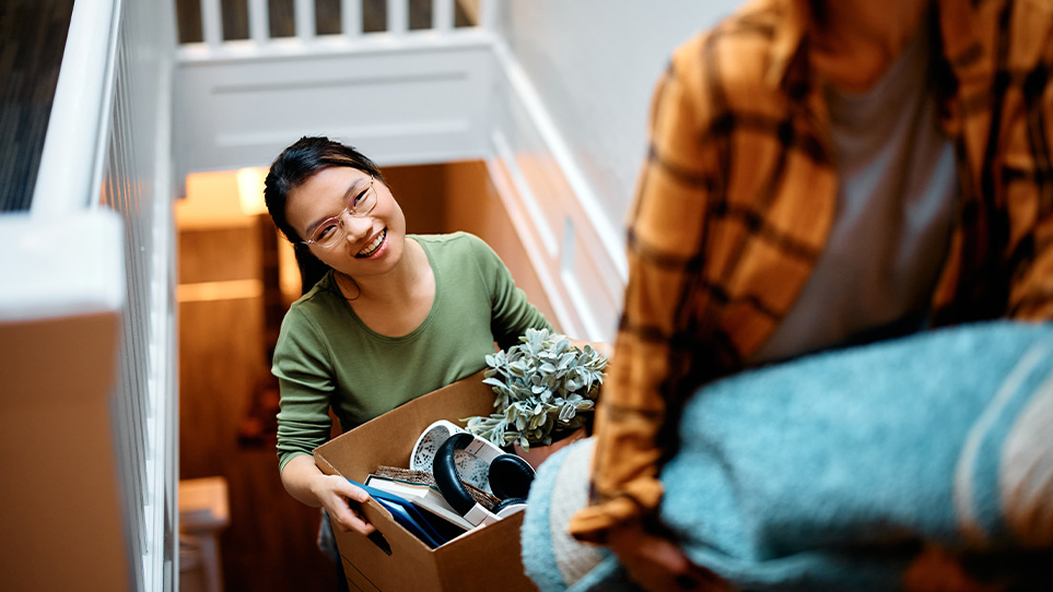 woman-carrying-move-in-box
